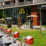 BicikeLJ-zdaj-tudi-na-Smartinski-cesti-poleg-restavracije-McDonalds-ki-v-sodelovanju-z-MOL-zacenja-pilotni-projekt-zelene-patrulje-v-srediscu-Ljubljane