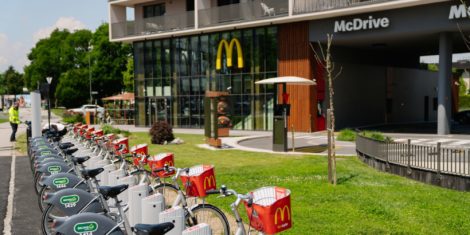 BicikeLJ-zdaj-tudi-na-Smartinski-cesti-poleg-restavracije-McDonalds-ki-v-sodelovanju-z-MOL-zacenja-pilotni-projekt-zelene-patrulje-v-srediscu-Ljubljane