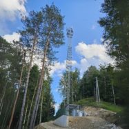 Telekom Slovenije je z novo bazno postajo izboljšal mobilni signal v Poljanski dolini ter na cestni povezavi Gorenja vas – Škofja Loka