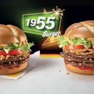 Legendarni burger 1955 je ponovno na voljo v restavracijah McDonald's Slovenija, a tokrat z modernim pristopom kot dvojni 1955 in trojni 1955 burger